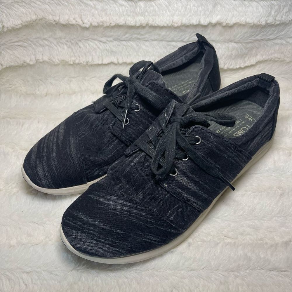 ✨ TOMS tennis shoes sneakers gray white black womens size 8 EUC